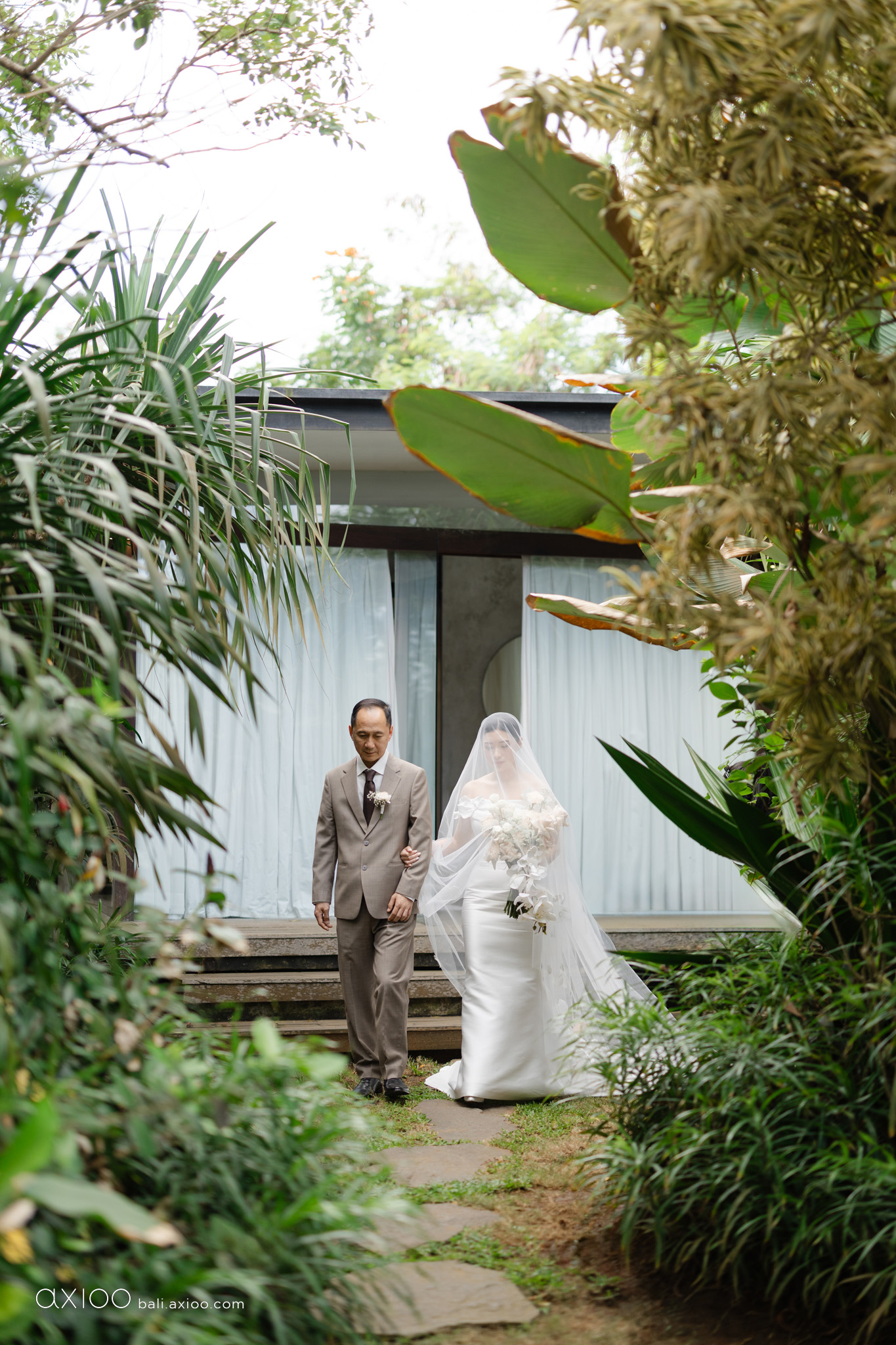 Axioo: A Study in Softness: A Wonderland Uluwatu Wedding in Bali